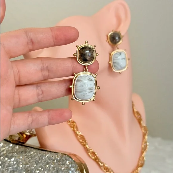 ⚜️ Elegant Gold and Black Earrings - Picture 4 of 8